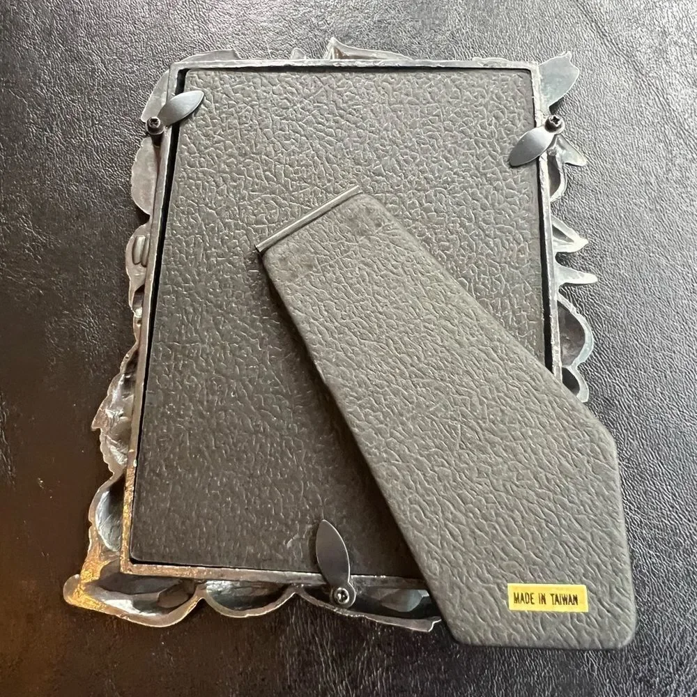 Metal Shell Picture Frame